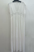 Robe blanche avec col en V
