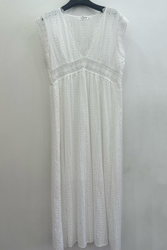 Robe blanche avec col en V