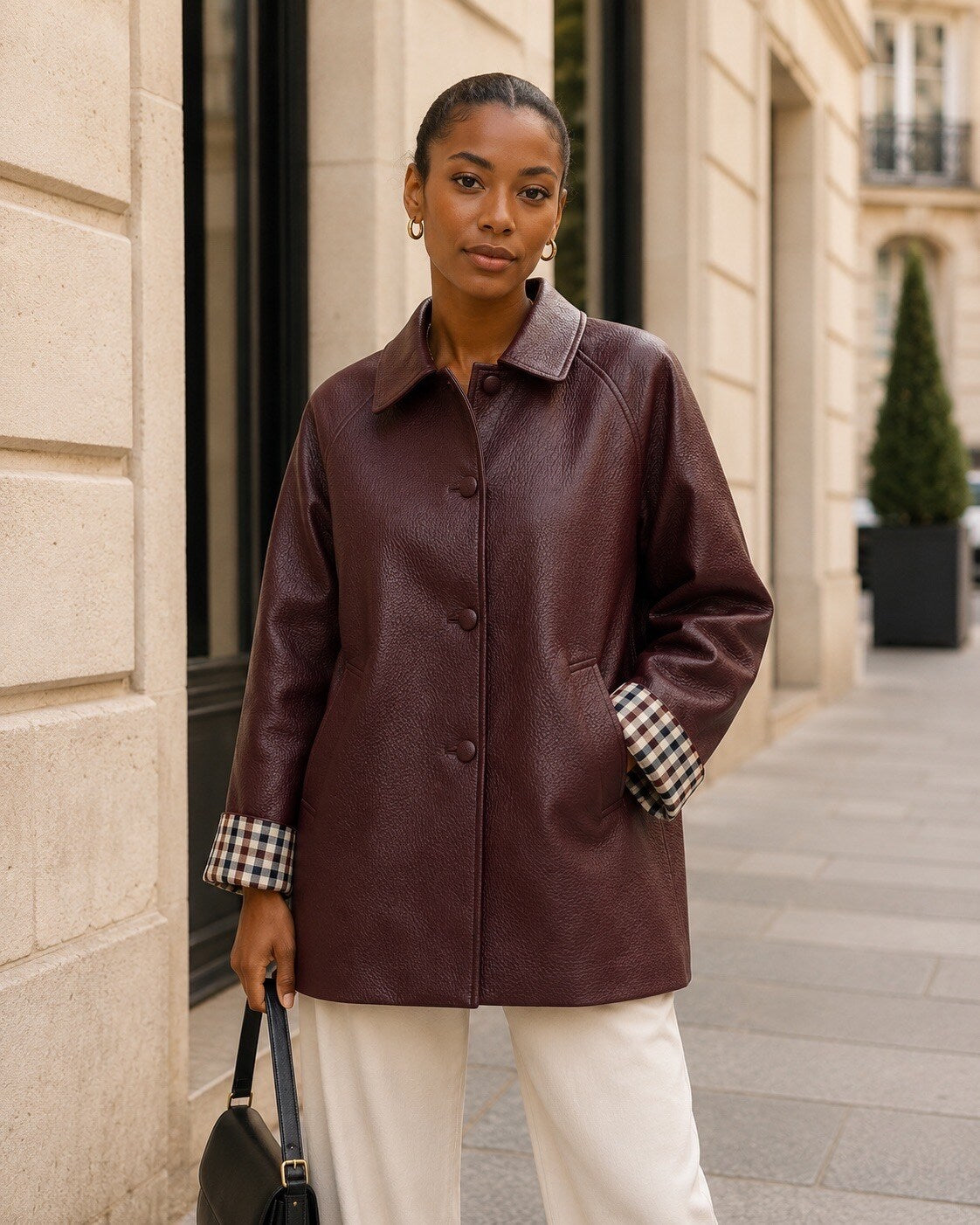 Trench mi-long en similicuir avec doublure carreaux sur les manches
