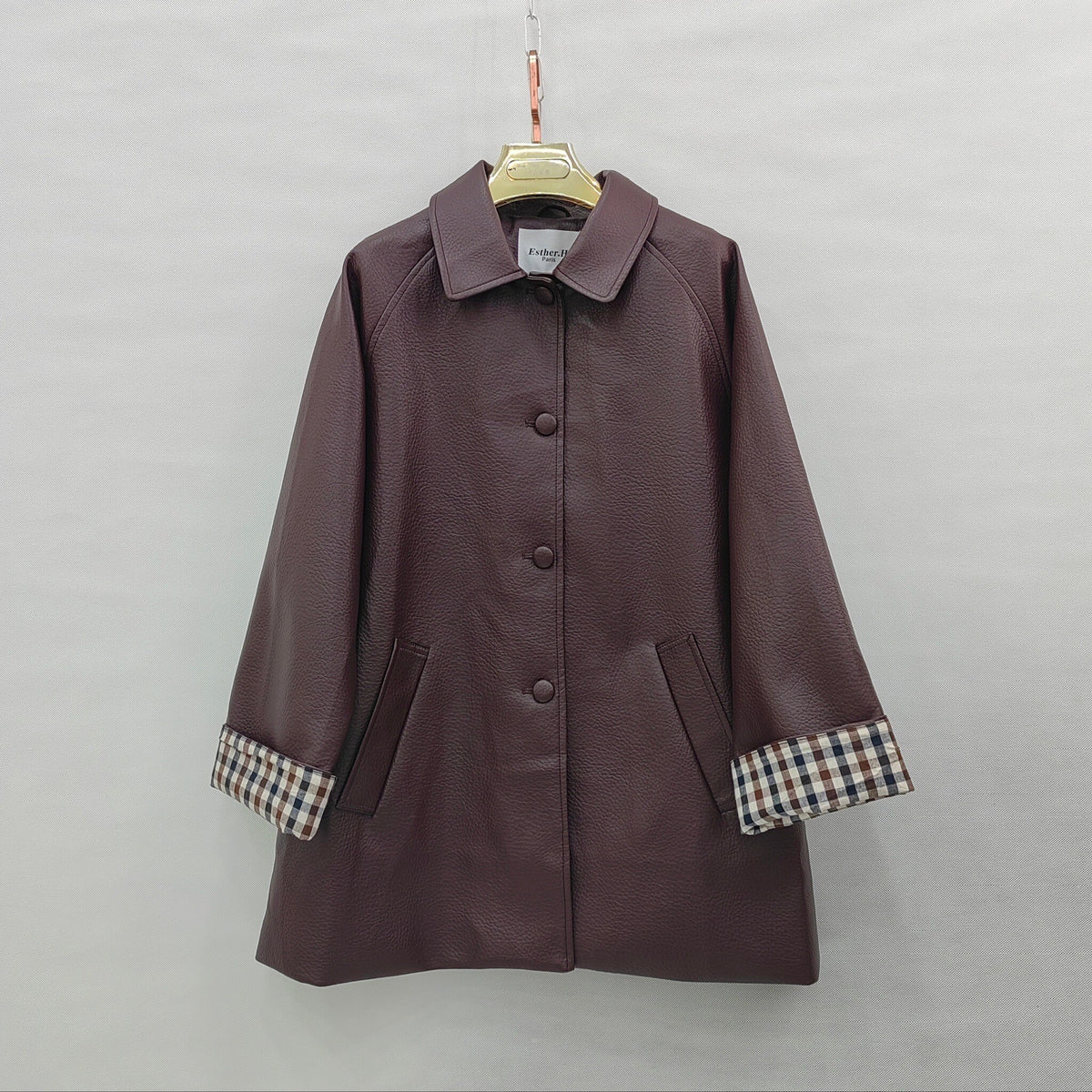Trench mi-long en similicuir avec doublure carreaux sur les manches