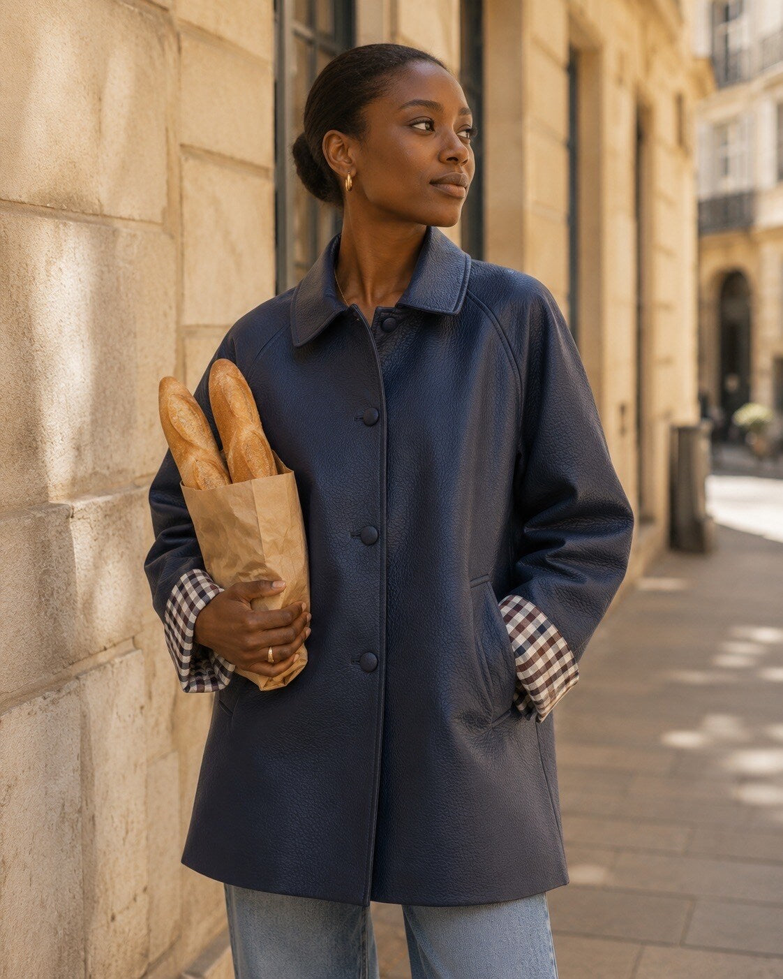 Trench mi-long en similicuir avec doublure carreaux sur les manches