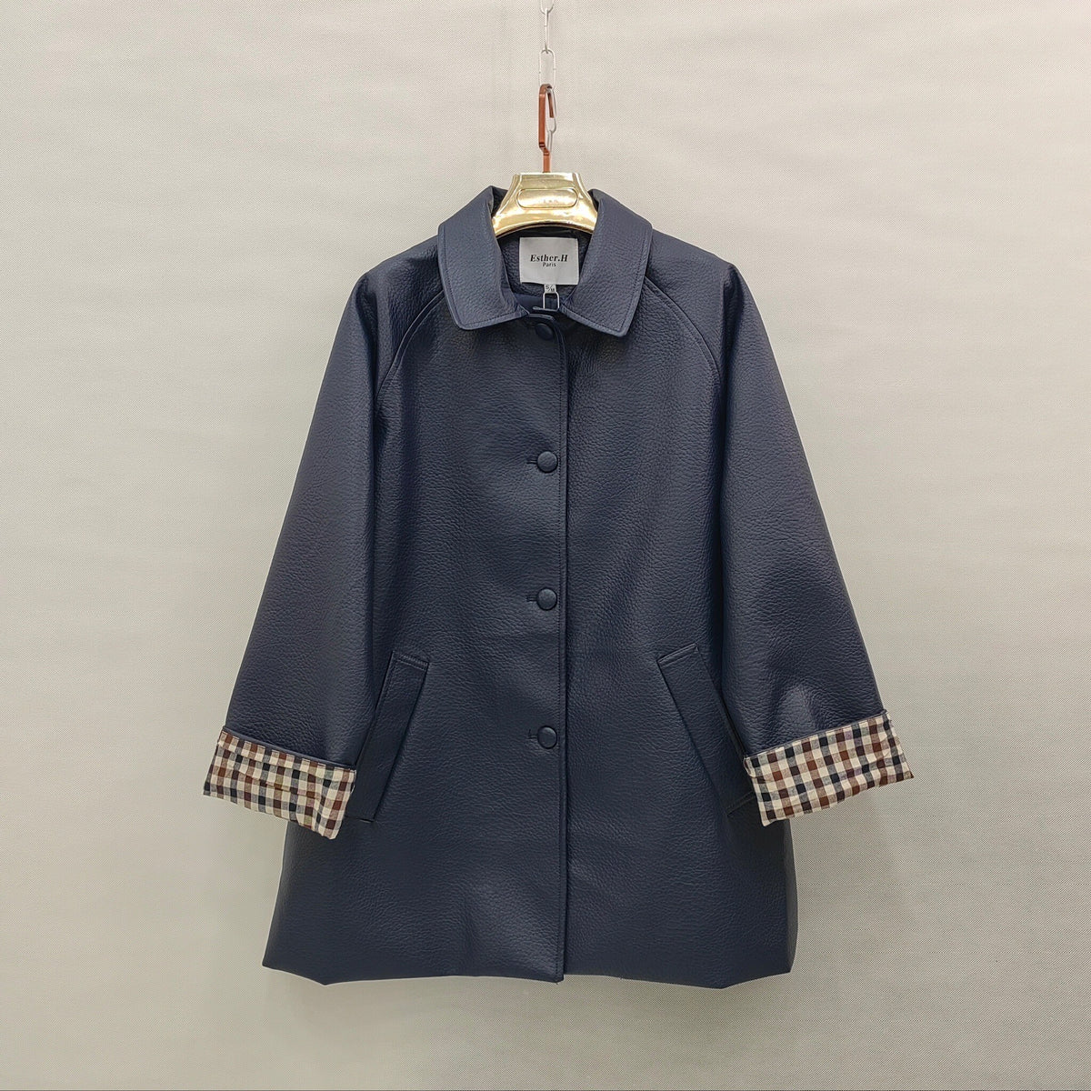 Trench mi-long en similicuir avec doublure carreaux sur les manches