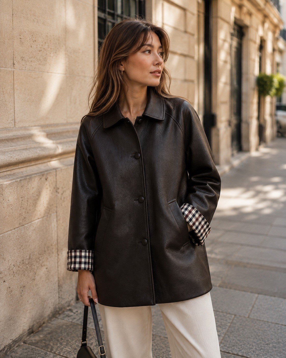 Trench mi-long en similicuir avec doublure carreaux sur les manches