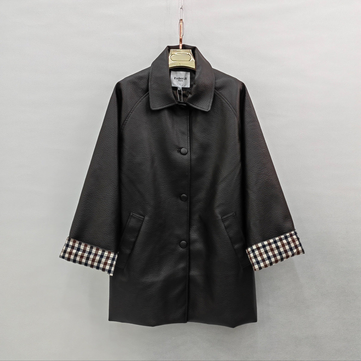 Trench mi-long en similicuir avec doublure carreaux sur les manches