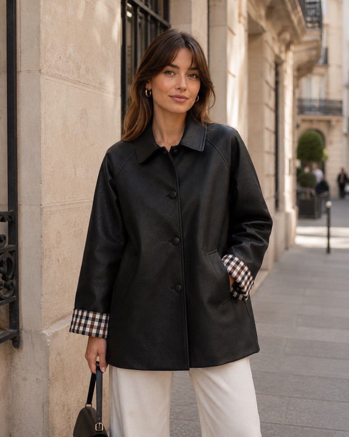 Trench mi-long en similicuir avec doublure carreaux sur les manches