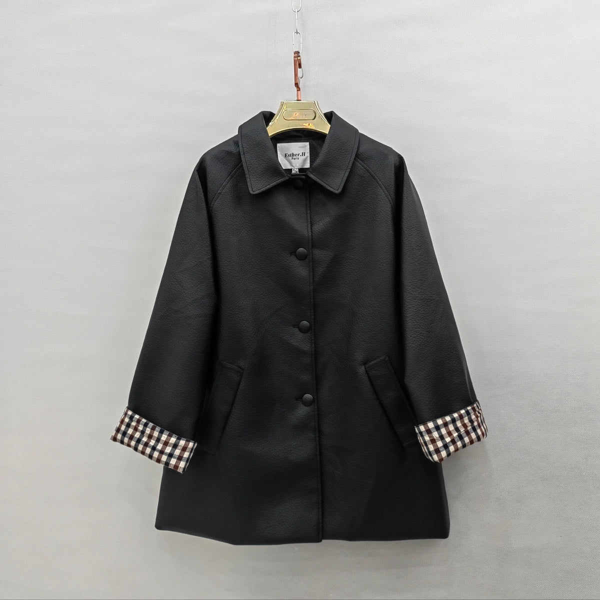 Trench mi-long en similicuir avec doublure carreaux sur les manches
